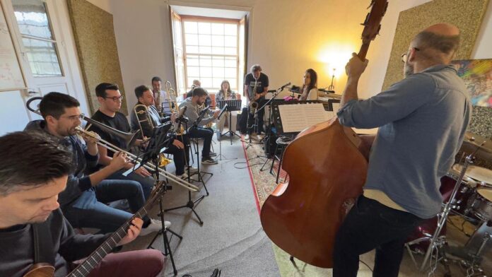 Un momento del ensayo de la Big Band de Canarias con Alba Carmona.