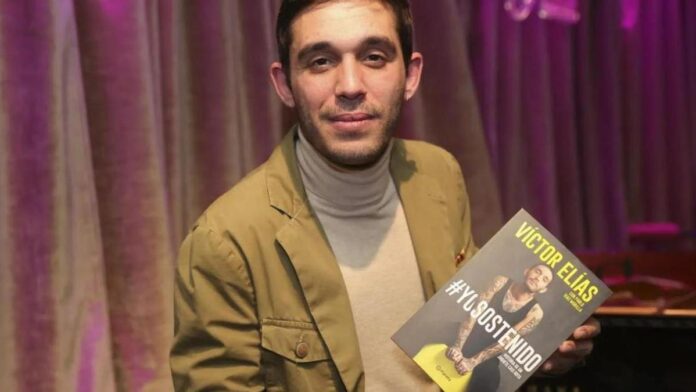 Victor Elías durante la presentación de su libro.