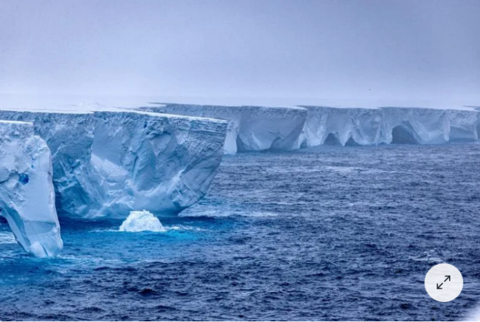 El iceberg más grande del mundo está a la deriva por el océano Antártico tras desprenderse