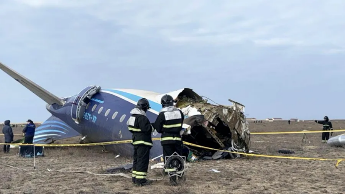 Ucrania afirma que el avión siniestrado en Kazajistán fue derribado por los rusos