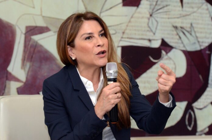 Hipólito impulsa la aspiración presidencial de Carolina Mejía