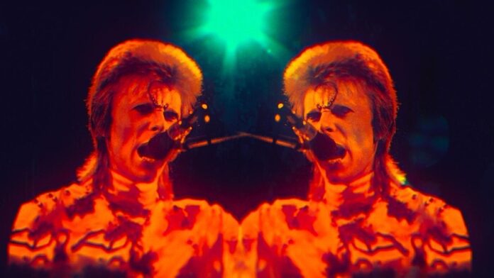 David Bowie, caracterizado como el personaje de Ziggy Stardust con el que por fin alcanzaría fama mundial, en un fotograma del documental 'Moonage Daydream'.