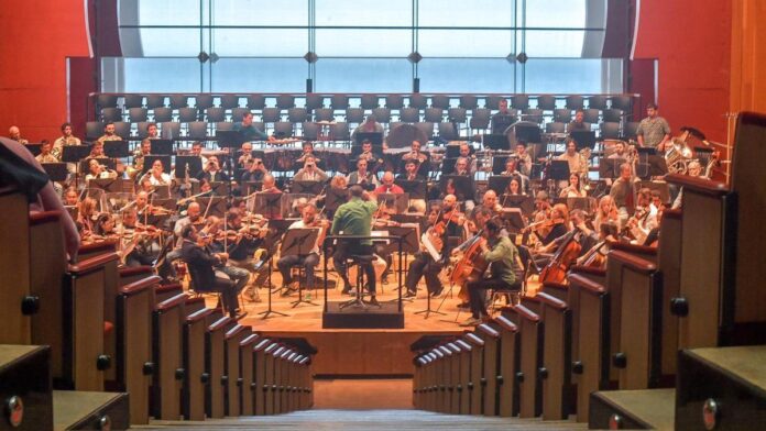 La Orquesta Filarmónica de Gran Canaria durante un ensayo de la Tercera Sinfonía de Mahler.