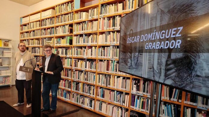 Sergio Rubira y José Carlos Acha en la biblioteca de arte de TEA.