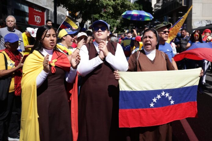 La oposición venezolana se reúne en Caracas después de que Machado pidiera 