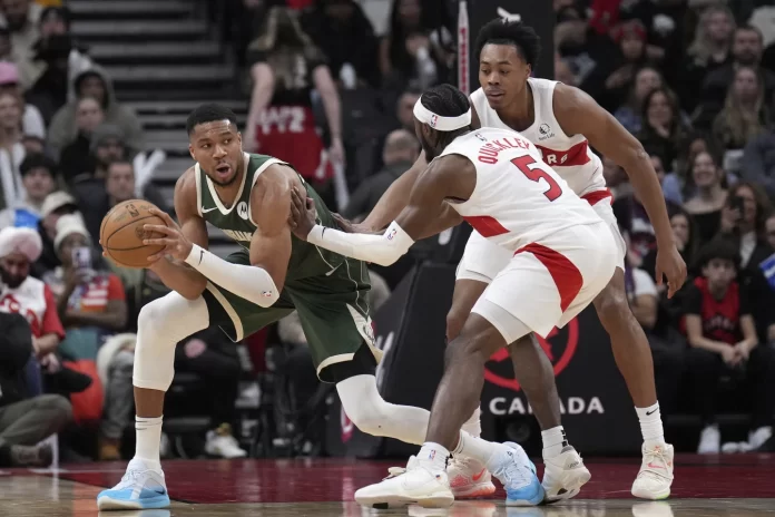 El triple-doble de Antetokounmpo y los 25 puntos de Lillard impulsan a los Bucks a superar a los Raptors