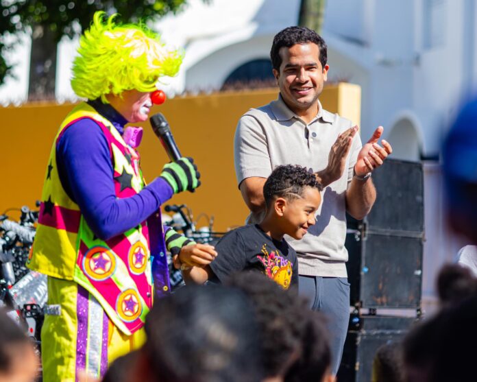 Omar Fernández reparte juguetes a niños de escasos recursos

